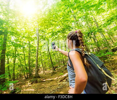 Weibliche Wanderer suchen bei Compass auf Handy Stockfoto