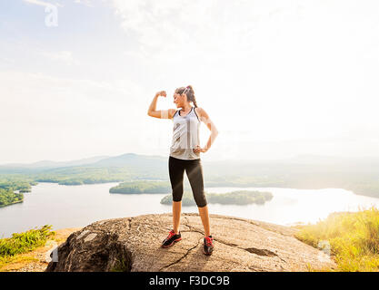 Junge Frau stand am Anfang von Berg und Muskeln Stockfoto