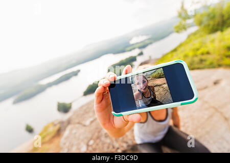 Junge Frau, die die Selfie auf Smartphone Stockfoto