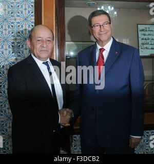 Tunis. 5. Oktober 2015. Französische Verteidigung Minister Jean-Yves le Drian (L) trifft sich mit tunesischen Premierminister Habib Essid in Tunis, Tunesien, Oct.5, 2015. Jean-Yves le Drian freut sich auf einen Besuch in Tunesien, um Sicherheit und Terrorismusbekämpfung Zusammenarbeit zwischen beiden Ländern zu verbessern. © Adel Ezzine/Xinhua/Alamy Live-Nachrichten Stockfoto