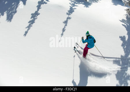 Erhöhten Blick auf Frau Skifahren Stockfoto