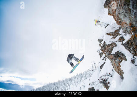 Niedrigen Winkel Blick auf zwei Männer springen von Skipiste Stockfoto