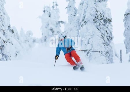 Reifer Mann Beschleunigung auf Skipiste Stockfoto