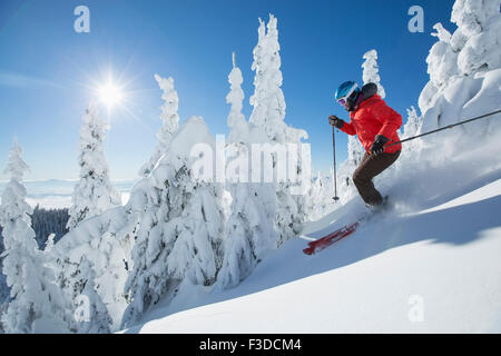 Reife Frau auf Skipiste im Sonnenlicht Stockfoto