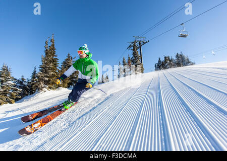 Reifer Mann auf Skipiste unter blauem Himmel Stockfoto