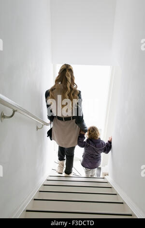 Mutter und Sohn (4-5) Treppen hinunter Stockfoto