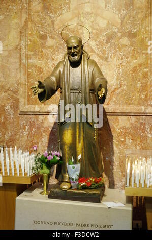 San Giovanni Rotondo, Italien - 8. September 2015: die Statue des St. Padre Pio in der Basilika unserer lieben Frau der Gnade. Stockfoto