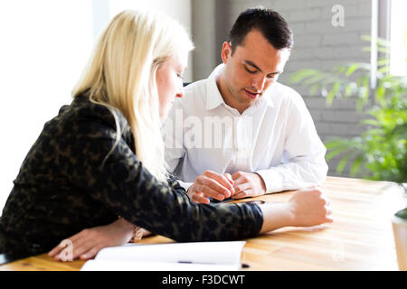 Frau, die Idee mit Mann diskutieren Stockfoto