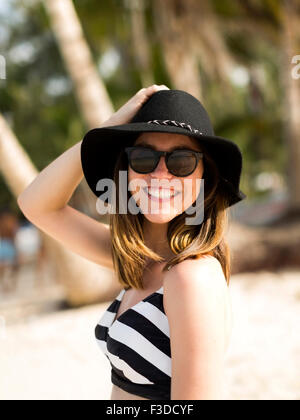 Porträt der Frau lächelnd am Strand Stockfoto