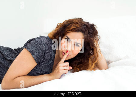 Frau im Bett liegend Stockfoto