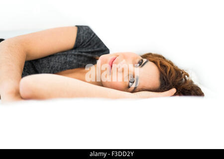 Frau im Bett liegend Stockfoto