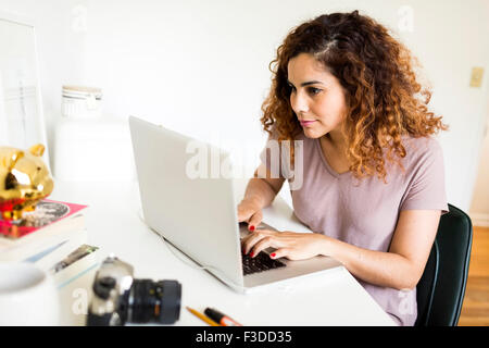 Frau mit laptop Stockfoto