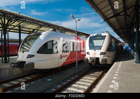 GRONINGEN, Niederlande - 22. August 2015: Bahnsteig am zentralen Bahnhof Groningen. Diese Station ist die wichtigsten Eisen- Stockfoto