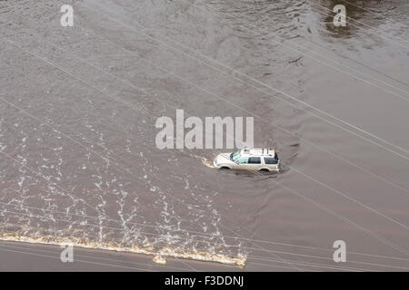 Charleston, South Carolina, USA. 5. Oktober 2015. Luftaufnahme eines Fahrzeugs gestrandet im Hochwasser nach rekordverdächtigen Stürmen mehr als zwei Füße Regen auf die Lowcountry 5. Oktober 2015 in Charleston, South Carolina deponiert. Stockfoto