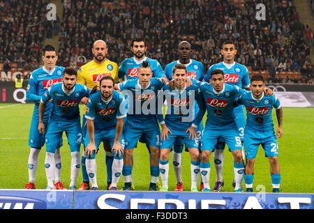 Mailand-Italien. 4. Oktober 2015. Napoli team Gruppe Line-up, 4. Oktober 2015 - Fußball: Napoli Team group (oben L-R) Jose Maria Callejon Bueno, Jose Manuel Reina Paez, Raul Albiol Tortajada, Kalidou Koulibaly, Faouzi Ghoulam, (unten L-R) Elseid Hysaj, Gonzalo Gerardo Higuain, Marek Hamsik, Jorginho Jorge Luiz Frello Filho, Allan Marques Loureiro, Lorenzo Insigne, vor dem italienischen "Serie A" Spiel zwischen AC Milan 0-4 SSC Napoli im Stadio Giuseppe Meazza "San Siro" in Milano Italien. © Maurizio Borsari/AFLO/Alamy Live-Nachrichten Stockfoto