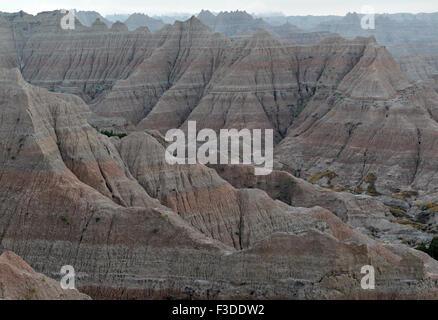 Badlands-Landschaft, geformt durch Ablagerung und Erosion durch Wind und Wasser, enthält einige der reichsten fossilen Betten in der Welt Stockfoto