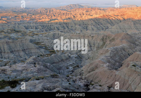 Badlands-Landschaft, geformt durch Ablagerung und Erosion durch Wind und Wasser, enthält einige der reichsten fossilen Betten in der Welt Stockfoto