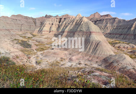 Badlands-Landschaft, geformt durch Ablagerung und Erosion durch Wind und Wasser, enthält einige der reichsten fossilen Betten in der Welt Stockfoto
