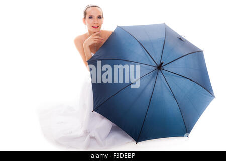Hochzeitstag im Regen am Tag. Voller Länge romantische Braut weißes Kleid mit blauen Dach isoliert auf weiss Stockfoto