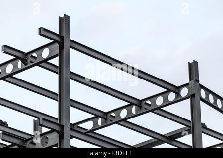 Baustelle. Stahlkonstruktion aus Metall Träger Skelett eines modernen Neubaus Stockfoto