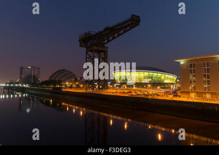 Glasgow Sehenswürdigkeiten am nördlichen Ufer des Clyde in der Nacht, Finnieston, Glasgow, Schottland, Vereinigtes Königreich, Stockfoto