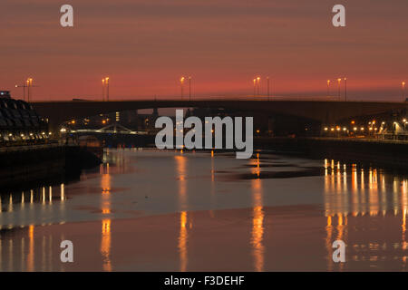 Kingston-Brücke über den River Clyde im Morgengrauen, Glasgow, Schottland, Vereinigtes Königreich, Stockfoto
