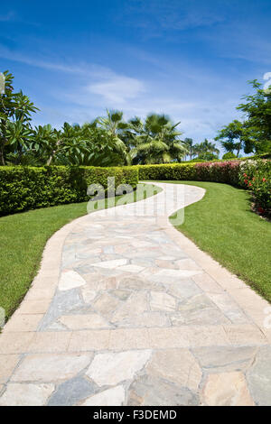 Geschwungene steinerne Fußweg in einem Garten Stockfoto