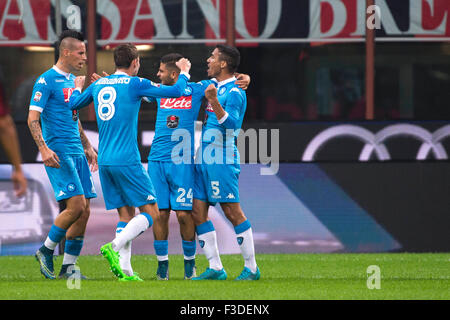 Mailand-Italien. 4. Oktober 2015. (L-R) Marek Hamsik, Jorginho, Lorenzo Insigne, Allan (Napoli), 4. Oktober 2015 - Fußball: Allan Marques Loureiro von Napoli feiert nach seiner Seite erste Tor während des Spiels italienische "Serie A" zwischen AC Milan 0-4 SSC Napoli im Stadio Giuseppe Meazza "San Siro" in Milano Italien. © Maurizio Borsari/AFLO/Alamy Live-Nachrichten Stockfoto