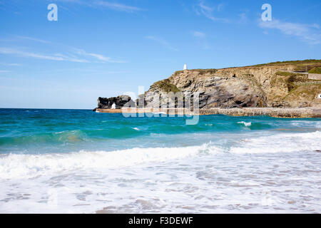 Die Flut kommt bei Portreath Strand in Cornwall. Stockfoto