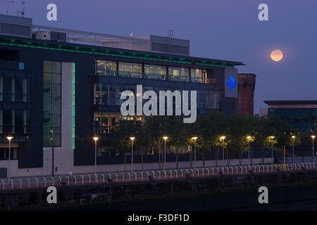 Vollmond über Scottish Television Headquarters, Pacific Quay, Glasgow, Schottland, Vereinigtes Königreich, Stockfoto