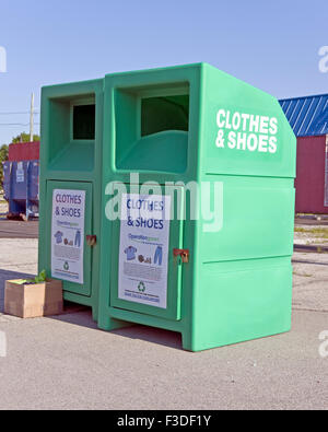 Kleidung Spende absetzen Lagerplätze für recycling Handelsgesellschaft Stockfoto