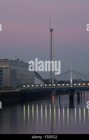 Tait Turm, BBC-Studios und Bells Brücke an der ersten Ampel, Pacific Quay, Glasgow, Schottland, Vereinigtes Königreich, Stockfoto