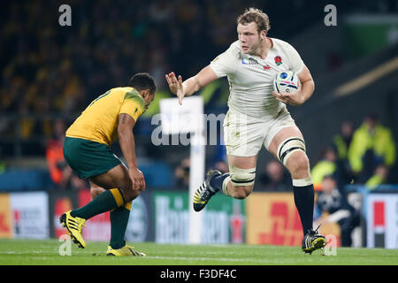 London, UK. 3. Oktober 2015. Englands Joe Launchbury übernimmt Australiens Will Genia - Rugby World Cup 2015 - Pool A - England V Australien - Twickenham Stadium - London - England 3. Oktober 2015 - Bild Charlie Forgham Bailey/Sportimage/CSM/Alamy Live News Stockfoto