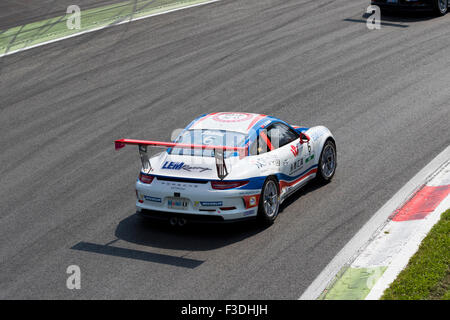 Monza, Italien - 30. Mai 2015: Porsche 911 GT3 Cup von Lem Rennteam - Centri Porsche Di Milano, Da Sheng Zhang angetrieben, während der Porsche Carrera Cup Italia - Rennen im Autodromo Nazionale di Monza-Rennstrecke am 30. Mai 2015 in Monza, Italien. Stockfoto