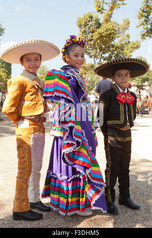 Mexikanische Kinder Hut Tänzer in Tracht - USA Stockfoto