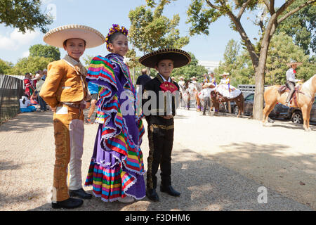 Mexikanische Kinder Hut Tänzer in Tracht - USA Stockfoto