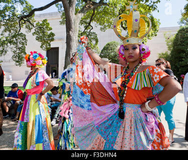 Junge Frau im mexikanischen Tanz Kostüm Kleid bei Fiesta DC - Washington, DC USA Stockfoto