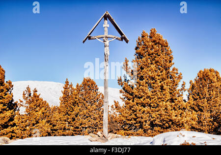 Ein Holz geschnitzte Statue der Kreuzigung Jesu Christi auf den Dolomiten Alpen Stockfoto