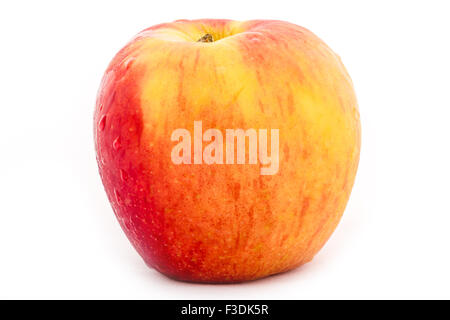 Apfel mit Wassertropfen isoliert auf weiss. Stockfoto