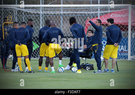 Santiago, Ecuador. 5. Oktober 2015. Ecuadors Fußball-Nationalmannschaft hat eine Trainingseinheit in Quito, Hauptstadt von Ecuador, 5. Oktober 2015. Ecuador wird mit Argentinien am 8. Okt. in Buenos Aires in einem Qualifikationsspiel für die FIFA Russland 2018 Weltcupfinale spielen. © Santiago Armas/Xinhua/Alamy Live-Nachrichten Stockfoto