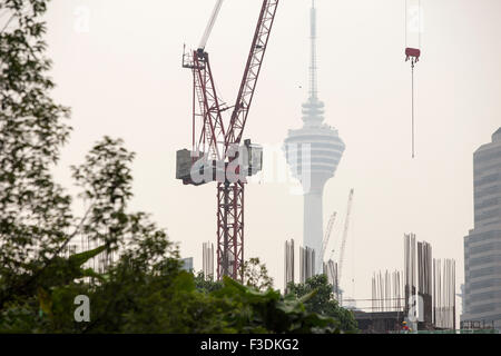Kuala Lumpur, Malaysia. 6. Oktober 2015. Die Bauarbeiten weiterhin als die Skyline der Stadt gesehen ist im Dunst in Kuala Lumpur, Malaysia, 6. Oktober, 2015. Stockfoto