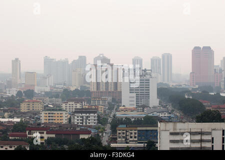 Kuala Lumpur, Malaysia. 6. Oktober 2015. Die Skyline der Stadt ist zu sehen in "Haze" in Kuala Lumpur, Malaysia, 6. Oktober, 2015. Stockfoto