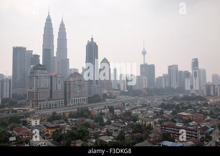 Kuala Lumpur, Malaysia. 6. Oktober 2015. Die Petronas Towers und die Skyline der Stadt werden gesehen in Dunst in Kuala Lumpur, Malaysia, 6. Oktober, 2015. Stockfoto