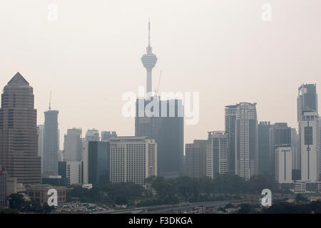 Kuala Lumpur, Malaysia. 6. Oktober 2015. Der KL Tower und die Skyline der Stadt werden gesehen in Dunst in Kuala Lumpur, Malaysia, 6. Oktober, 2015. Stockfoto