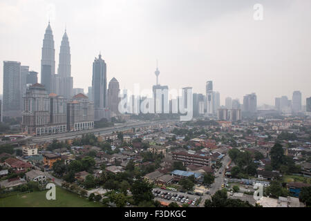 Kuala Lumpur, Malaysia. 6. Oktober 2015. Die Petronas Towers und die Skyline der Stadt werden gesehen in Dunst in Kuala Lumpur, Malaysia, 6. Oktober, 2015. Stockfoto