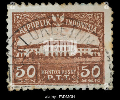 Indonesien - ca. 1954: Eine Briefmarke gedruckt in Indonesien zeigt der P.T.T. Sitz, ca. 1954 Stockfoto