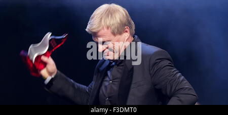 Hamburg, Deutschland. 5. Oktober 2015. Ehemaliger deutscher Fußball-Torwart Oliver Kahn steht auf der Bühne bei der Preisverleihung für den deutschen Sport Journalist Prize in Hamburg, Deutschland, 5. Oktober 2015. Kahn erhielt den Preis für "Beste Sport Experte." Foto: AXEL HEIMKEN/Dpa/Alamy Live News Stockfoto