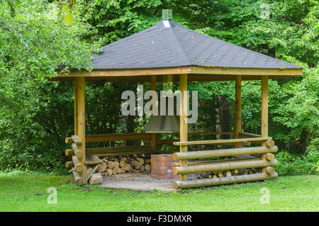 Kleine hölzerne Grillhaus im Wald Stockfoto