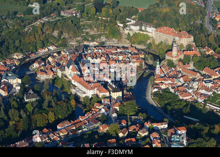 LUFTAUFNAHME. Clifftop-Burg mit Blick auf eine mittelalterliche Stadt im natürlichen Schutz eines Mäanders. Ceský Krumlov, Böhmen, Tschechische Republik. Stockfoto