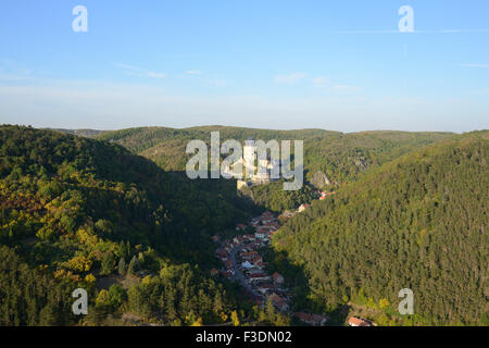 LUFTAUFNAHME. Schloss Karlstejn mit Blick auf die gleichnamige Marktstadt im Talboden. Böhmen, Tschechische Republik. Stockfoto